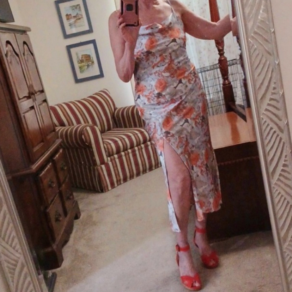 Beautiful Satin Feel Dress Hugs Your Body! - Picture 1 of 10